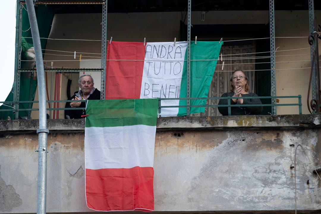 «Alles wird gut», heisst es auf dieser italienischen Flagge in Rom.
