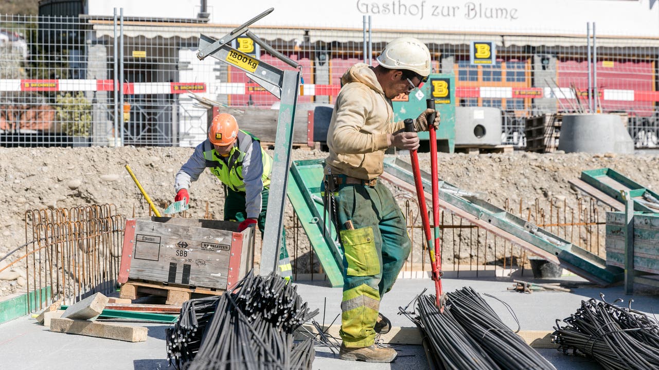 Trotz Corona: Arbeiter auf einer Baustelle in Döttingen wollen ihren Job erledigen.