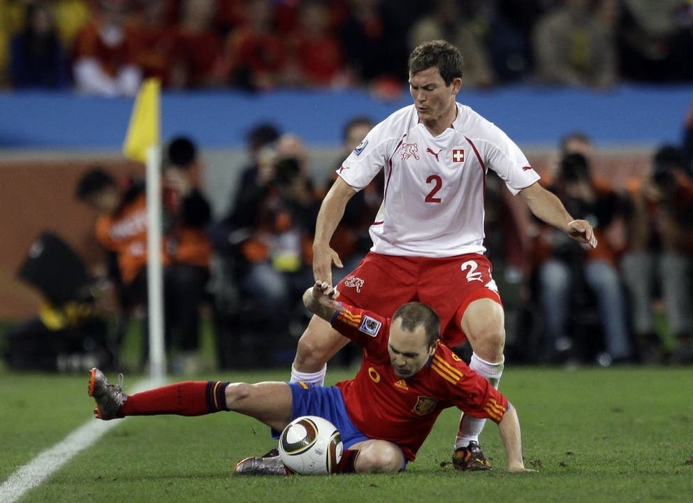 2010: Auch an der WM in Südafrika gehört Lichtsteiner wieder zum Schweizer Aufgebot. Im Startspiel gewinnen die Schweizer gegen den amtierenden Europameister Spanien mit Superstar Andres Iniesta überraschend mit 1:0.