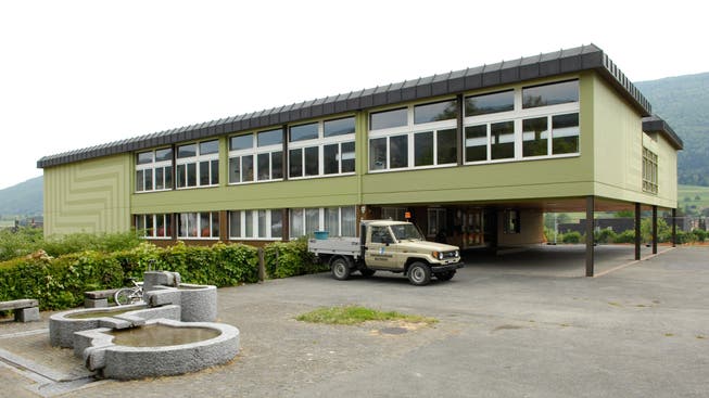 Auch die beiden Schulgebäude der Kreisschule in Matzendorf erfahren Sanierungs- und Reinigungsarbeiten, so auch dasjenige an der Rehgasse 10. (Archivbild)