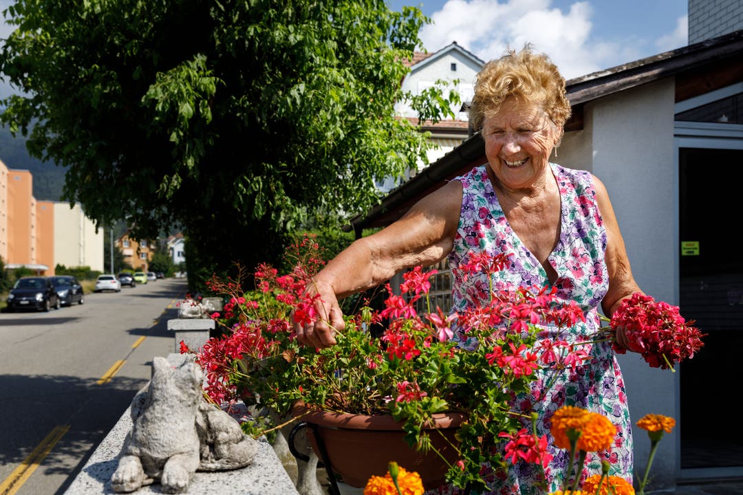 Lotti Höneisen mit ihren Blumen an der Wissbächlistrasse.