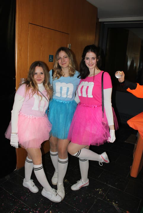 (v.l.) Ramona (26), Luana (24) und Valeria (22) aus Beinwil haben ihre Kostüme im Internet bestellt.