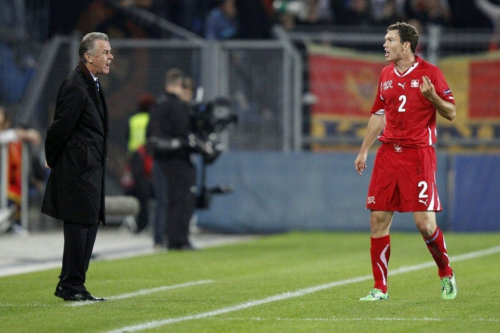 2011: Die Schweiz mit Trainer Ottmar Hitzfeld und Rechtsverteidiger Lichtsteiner verpasst die Europameisterschaft 2012 in Polen und der Ukraine.