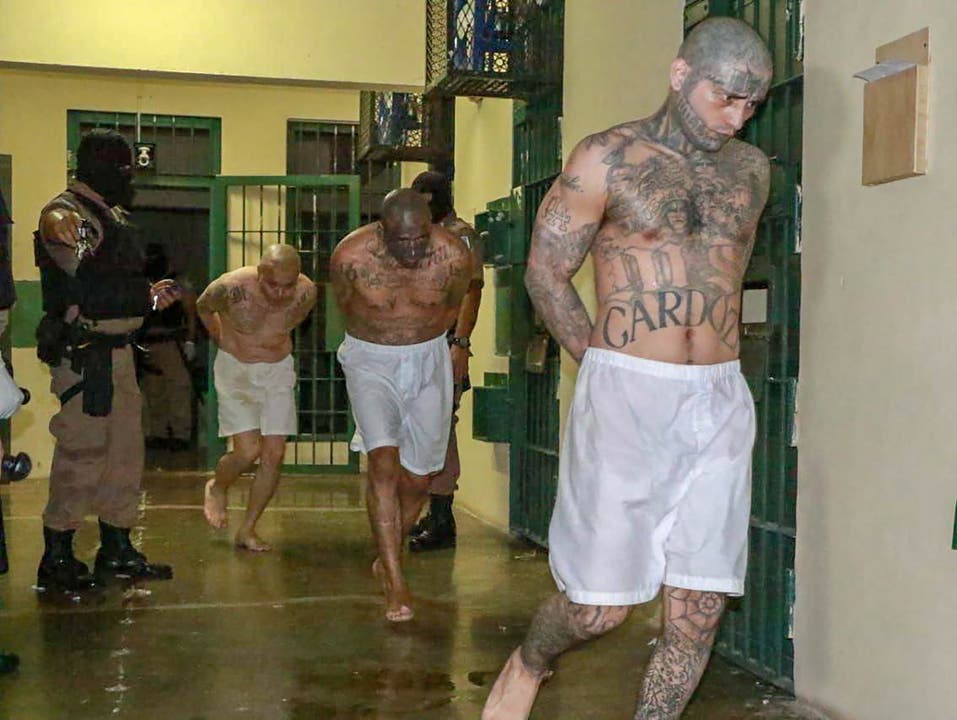25. April 2020: Dasselbe Prozedere wurde auch in anderen Gefängnissen durchgeführt. Hier begeben sich Häftlinge des Hochsicherheitsgefängnisses in Zacatecoluca in Richtung Innenhof, damit die Zellen durchsucht werden können.