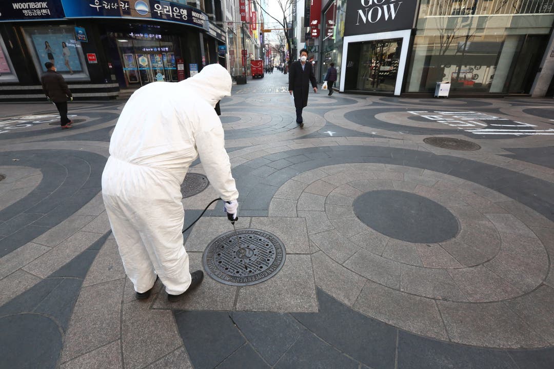 6. März: Ein Arbeiter sprüht Desinfektionsmittel als Vorsichtsmaßnahme gegen den neuartigen Ausbruch des Coronavirus in der Myungdong-Straße in Seoul, Südkorea