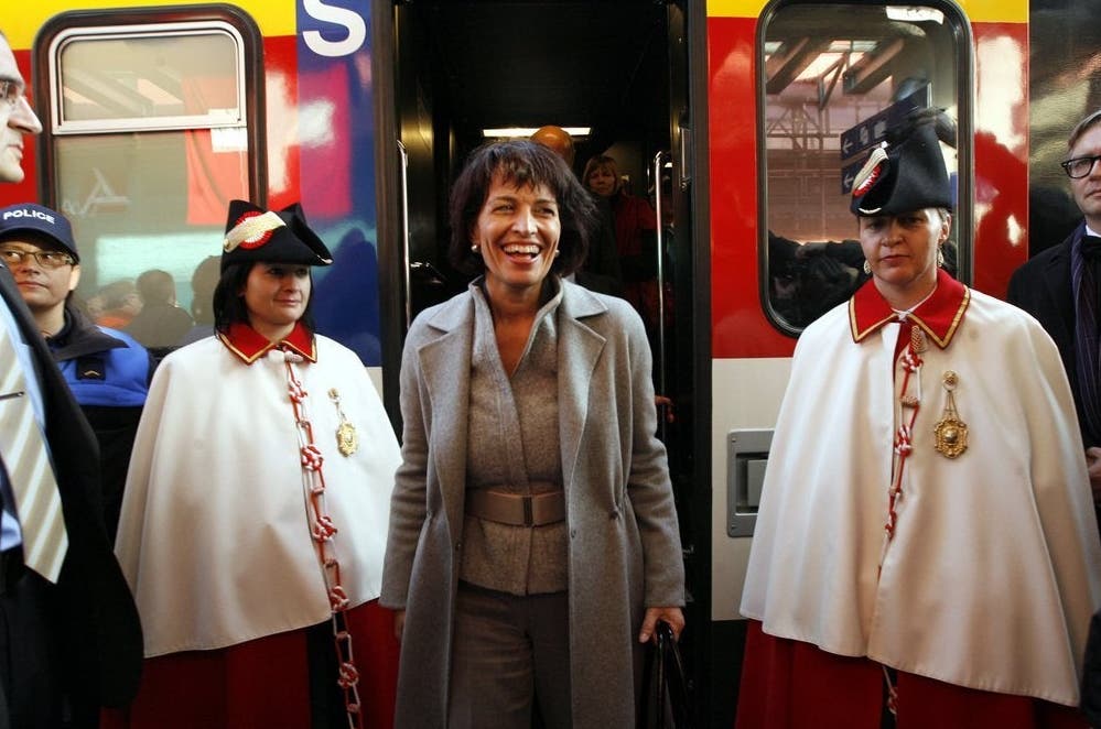 2010 wurde sie zum ersten Mal Bundespräsidentin. Hier steigt sie gerade aus dem Zug in Aarau.