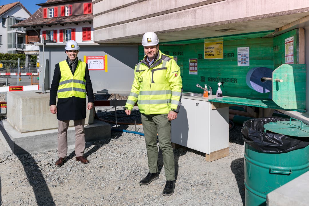 CEO Markus Birchmeier und Verwaltungsrat Thierry Burkart bei der eigens erstellten Hygiene-Station.