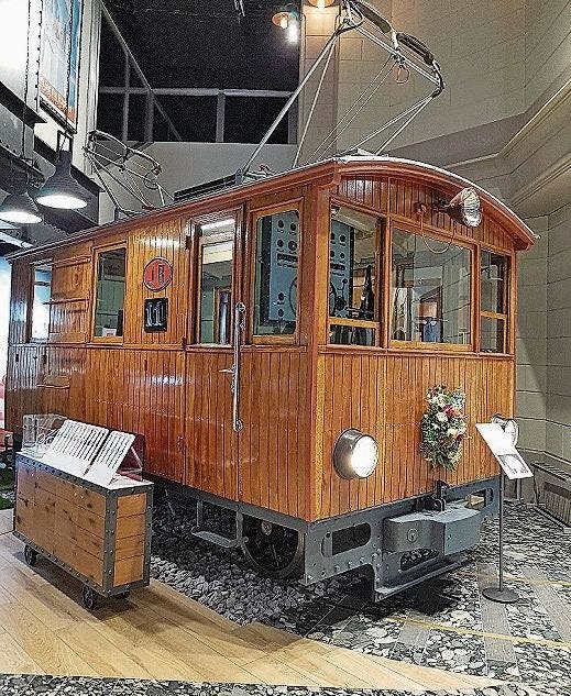 Die Lokomotive Nr. 11 steht in Interlaken