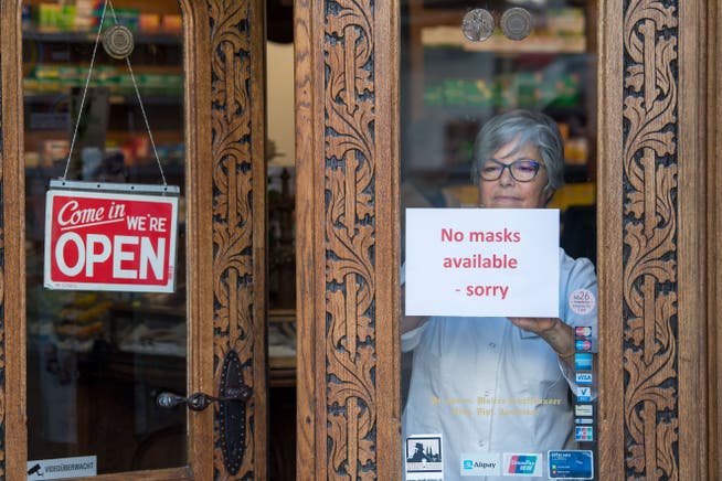 Der Nachschub mit Masken war zu Beginn der Coronakrise ein grosses Problem: Eine Luzerner Apothekerin hängt eine Info an die Türe, dass es keine Schutzmasken mehr hat.