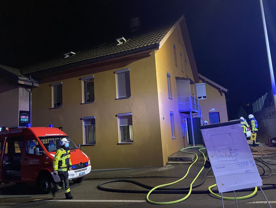Wohlen AG, 1. Januar: Ein Küchenbrand führte zu mehreren Glimmbränden im ganzen Mehrfamilienhaus. Der Sachschaden beläuft sich auf mehrere zehntausend Franken.