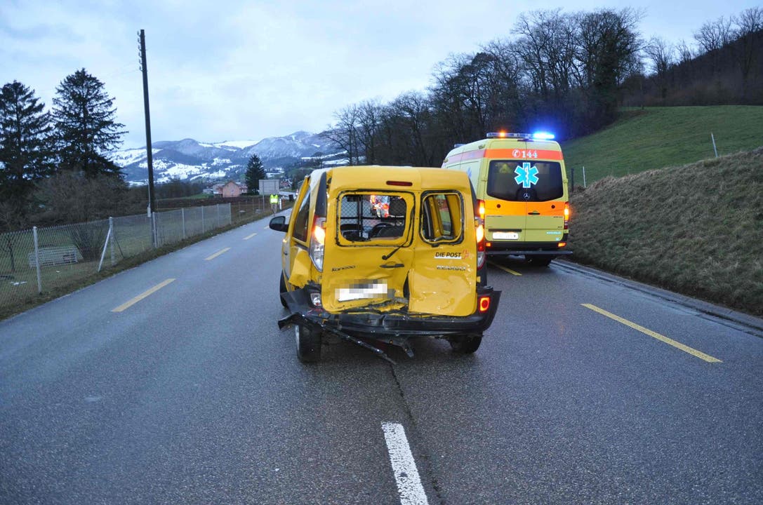 Laupersdorf SO, 13.Januar: Es kommt zu einer heftigen Auffahrkollision. Eine Lenkerin wurde in ein Spital gebracht.