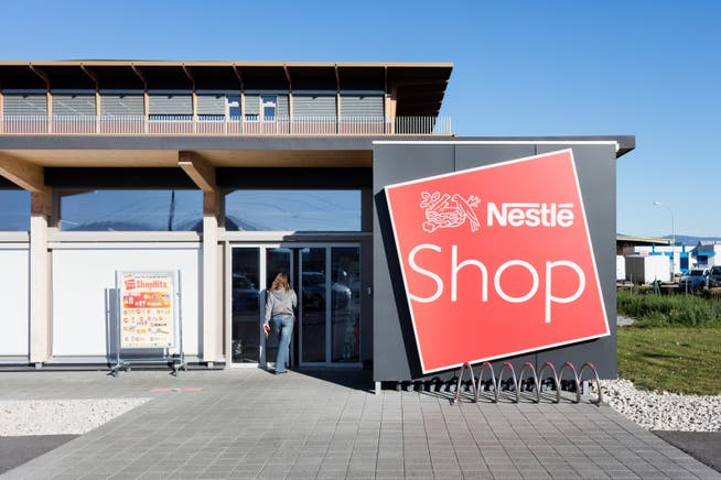 In Spanien testet Nestlé das Bezahlen per Gesichtserkennung. In den Schweizer Nestlé-Shops, wie zum Beispiel in Orbe (im Bild), ist die Technologie noch kein Thema. (KEYSTONE)
