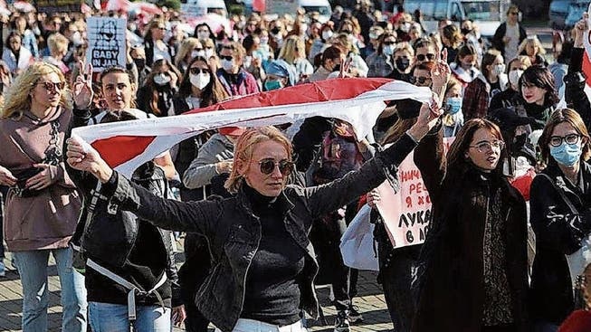 Die schweizerisch-weissrussische Doppelbürgerin Natallia Hersche (Mitte) an der Frauendemonstration in Minsk.