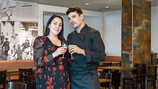Stossen auf ihr neues Restaurant an: Die «Langhaus»-Wirte Bergan und Erdal Dogan.