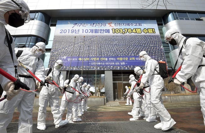 Soldaten mit Desinfektionsmitteln vor dem Sitz der «Shincheonji Church of Jesus» in Daegu. Dort hat ein grosser Teil der Infektionen in Südkorea ihren Ursprung.