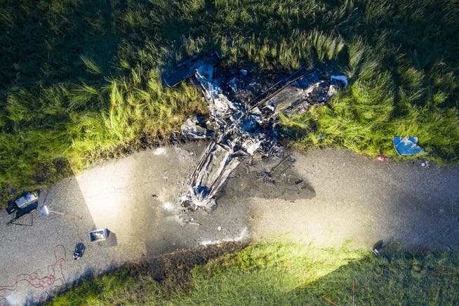 Dieses Kleinflugzeug stürzte beim Flugplatz Birrfeld ab. Bild: Ennio Leanza/Keystone (14. Mai 2019)