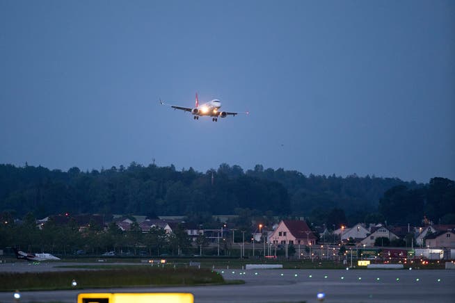Am Flughafen Zürich-Kloten gilt ein nächtliches Flugverbot zwischen 23.30 und 6.00 Uhr.