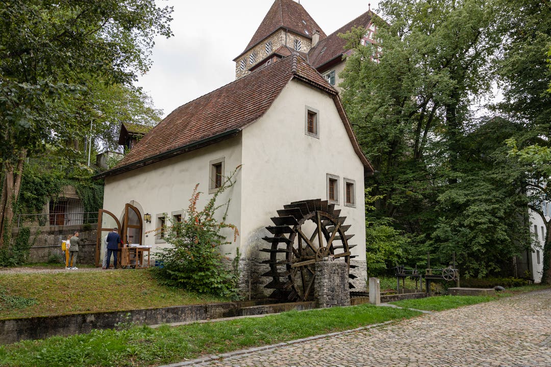 Historisch sind Wasserrad und Getreidemühle, die Mühle selbst ist aus dem Jahr 1976.