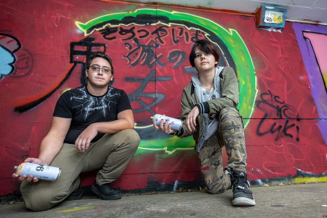 Lukas und Brian vor ihrem fertiggestellten Graffito.