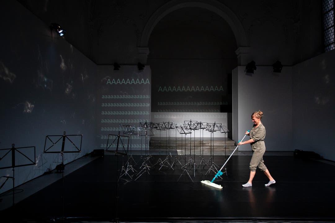 Anet Fröhlicher sorgt sich selbst um das kleinste Detail vor der Premiere. Der Tanzboden muss perfekt sauber sein.