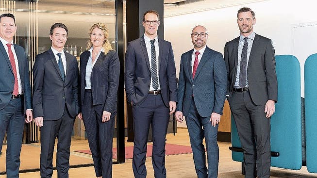 Von links: Roger Schranz (Leiter Markt), Marcel Füchslin, Eveline Dumont, Steffen Kauschka, Mathias Buchs und Stefan Schenkel (Vorsitzender Bankleitung).