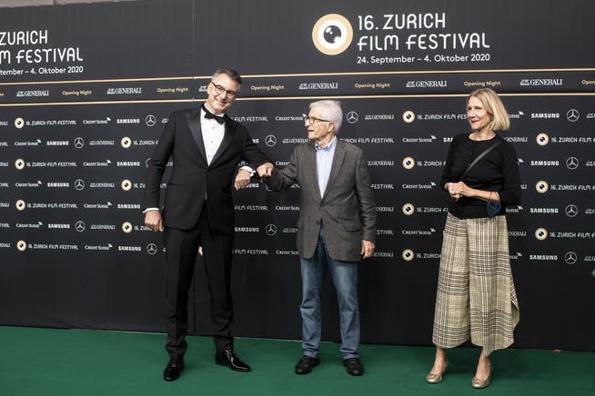 Rolf Lyssy (Mitte) an der Eröffnung des Zurich Film Festival zusammen mit Direktor Christian Jungen.