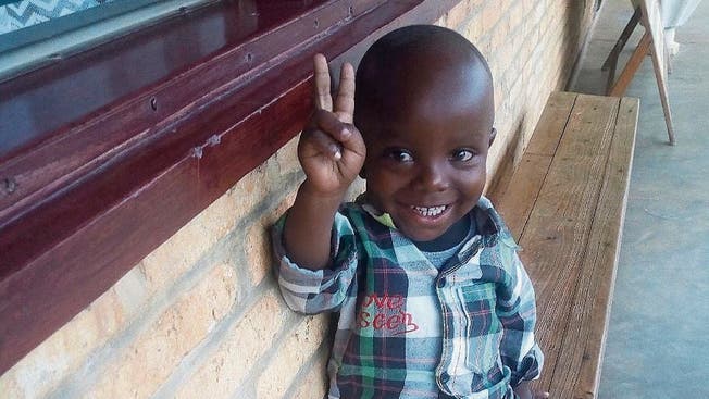Dank der Hilfe aus der Schweiz erhalten Kinder wie der kleine Bruce in Ruanda die nötige medizinische Behandlung.