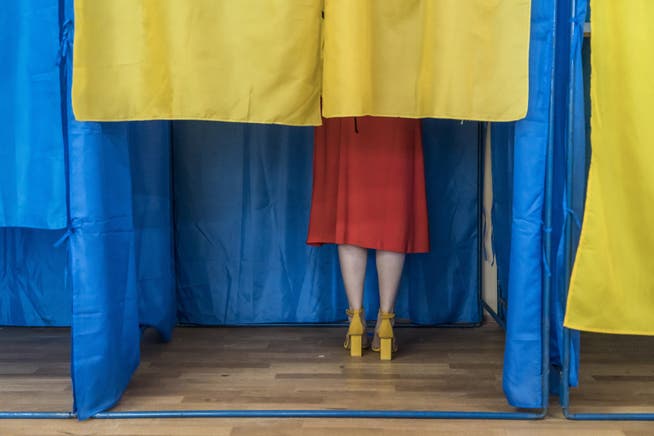 Eine Frau gibt in Kiew ihre Stimme ab.
