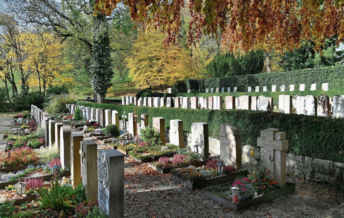 Ein Besuch am Grab von lieben Verstorbenen, wie hier auf dem Friedhof in Balsthal, gehört zum 1. November.
