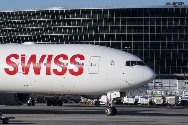 Eine Boeing-777 der Swiss am Flughafen Zürich.