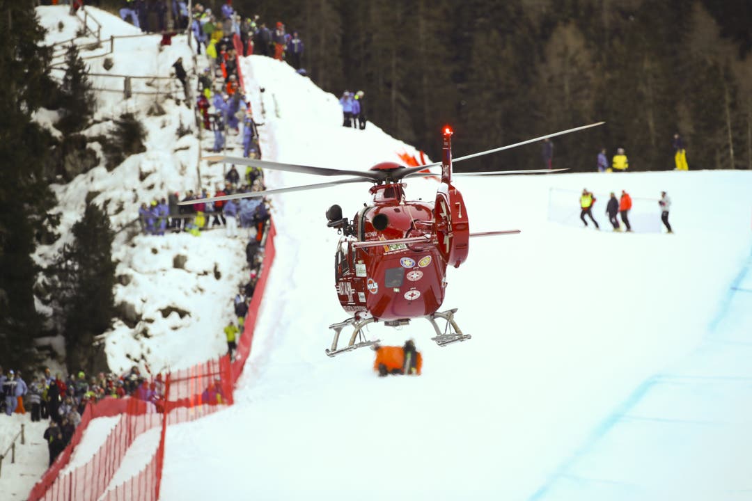 Die Rega hebt mit dem verletzten Marc Gisin an Bord ab, nachdem dieser am Weltcup 2018 in Val Gardena, Italien, gestürzt ist.