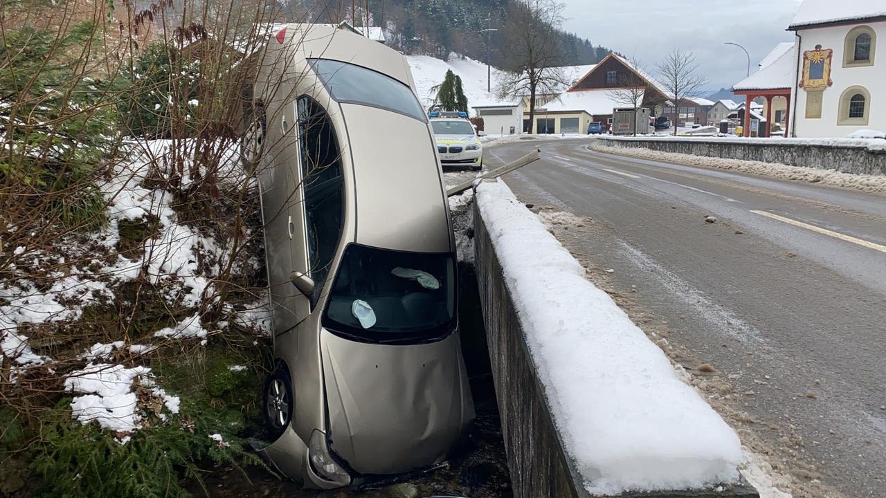 Schlossrued AG, 13. Januar: Eine 46-jährige Autofahrerin gerät mit ihrem Auto wegen Glatteis ins Schleudern und landet in einem Bach. Sie wird leicht verletzt.