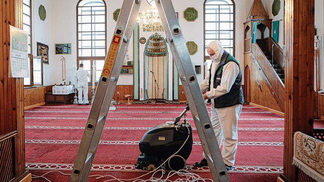 Desinfektionsarbeiten in einer Moschee in Sarajevo, Bosnien: Corona stellt Gläubige im Ramadan vor eine Prüfung.