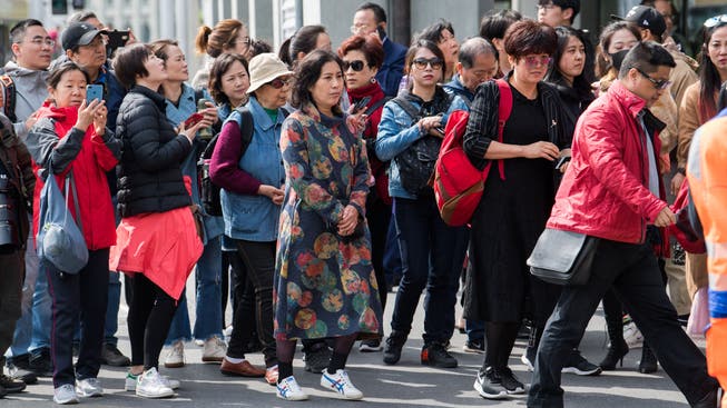 Asiatische Touristen auf dem Schwanenplatz in der Stadt Luzern.
