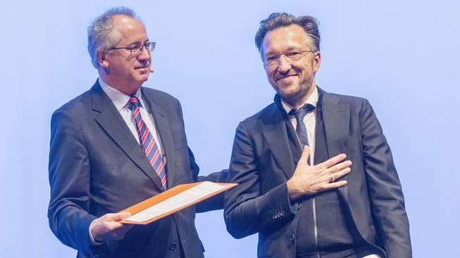 Lukas Bärfuss nimmt von Ernst Osterkamp, dem Präsidenten der Akademie für Sprache und Dichtung, die Büchnerpreis-Urkunde entgegen.
