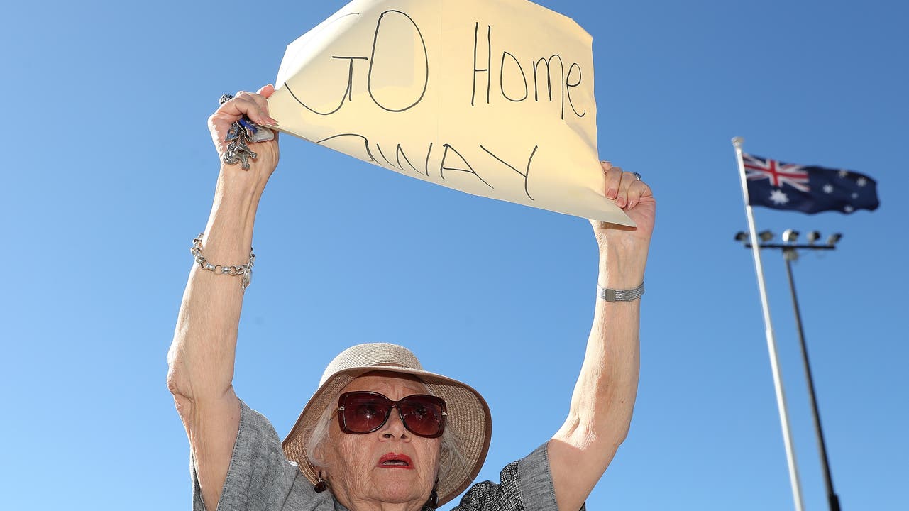 Unerwünscht: In Fremantle demonstrierten die Menschen gegen einen Halt der «Magnifica». Die Bilder gingen um die Welt.