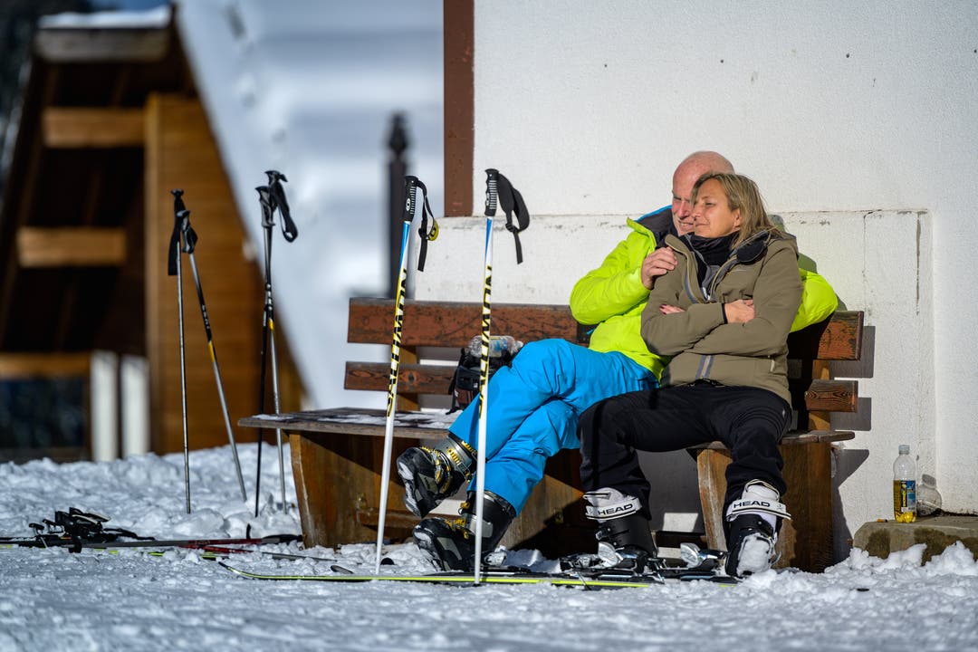Solange die Sonne da ist, sind es auch die Skifahrer. Schnell wird es aber kalt, ohne Möglichkeit sich drinnen aufzuwärmen.