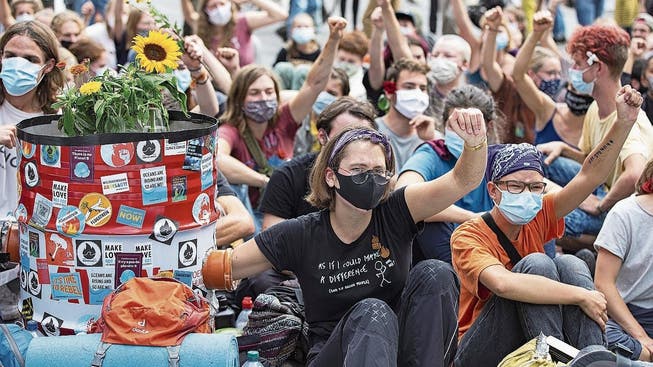 Klimaaktivisten bei ihrer Demo auf dem Bundesplatz.