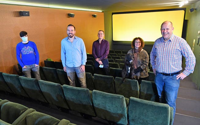 Von links: Sabrina Hediger, Ronny Hediger, Benjamin Hediger, Eva Riesen mit Kinohund Sanso und Christian Riesen im Kinosaal des Kinos Onik.