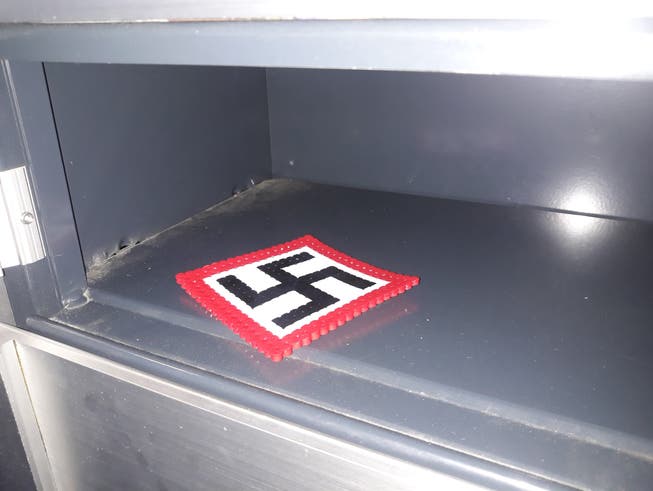 Die Mumenthalers fanden unter anderem ein Nazi-Kreuz im Briefkasten.