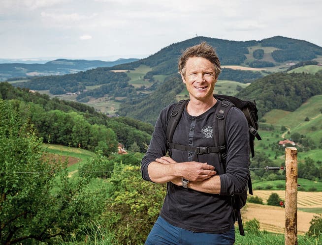 Er hat gute Chancen, für die Grünen einen Sitz zu holen: Jonas Fricker, der in den Sommerferien durch den Jura wandert.