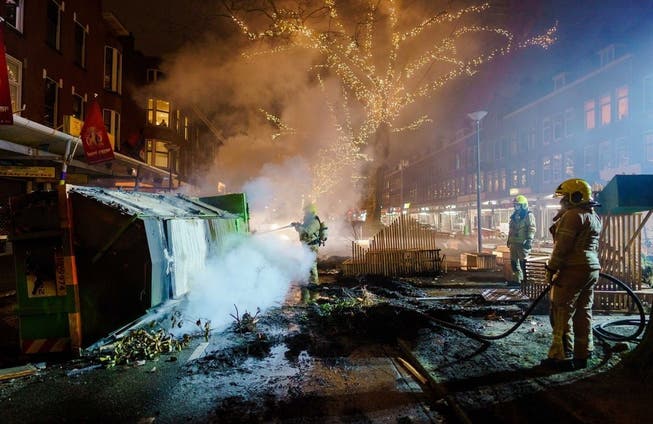 Montagabend: Die Feuerwehr löscht einen durch Krawallmacher ausgelösten Brand in Rotterdam-Süd.