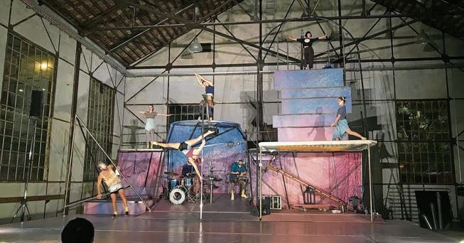 Ein Flug durchs All mit Theater, Tanz, Artistik und Livemusik: Die Zirkusshow im Badener Kulturzentrum Alte Schmiede.