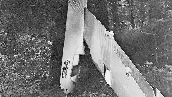 14. Mai 1961: Die K-8 HB-621 hängt knapp über dem Boden senkrecht in den Bäumen.