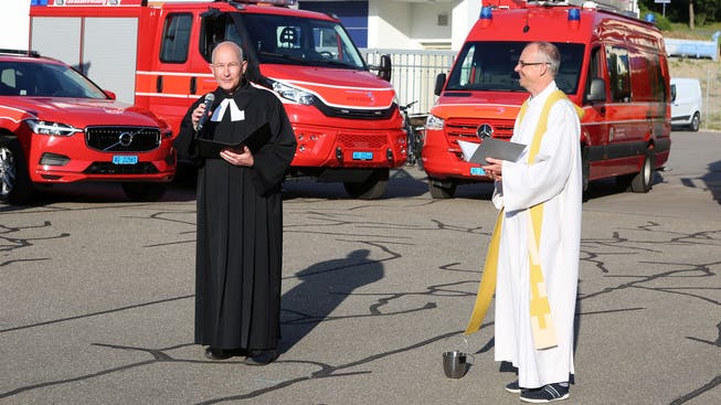Die beiden Pfarrer Michael Dietliker (l.) und Andreas Stüdli weihten die neuen Fahrzeuge ein.