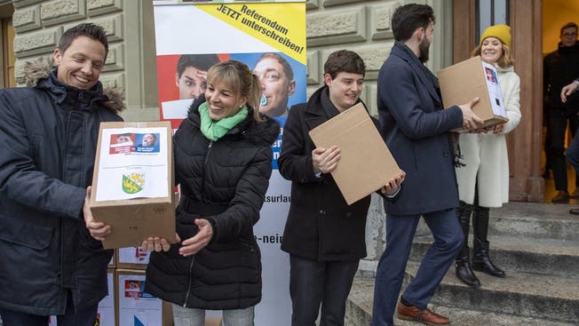 Die Initianten reichen die Unterschriften bei der Bundeskanzlei in Bern ein.