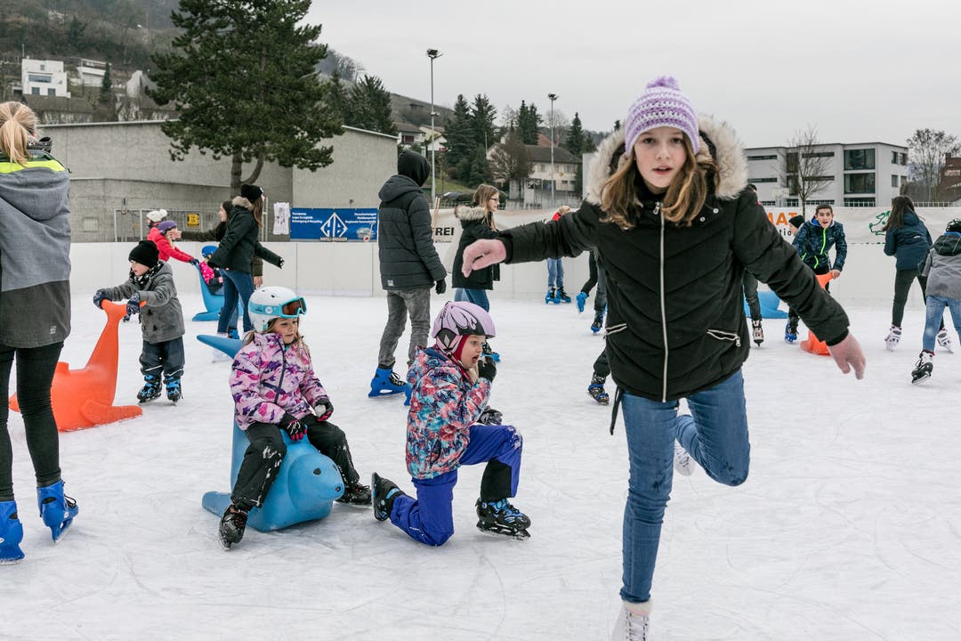 Bis zu 150 Kinder laufen pro Tag Schlittschuh oder spielen Eishockey auf der Schulanlage Bogen in Döttingen.