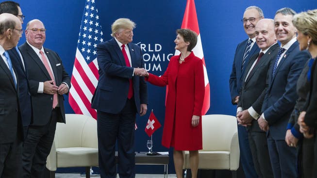Am Dienstag in Davos: Simonetta Sommaruga mit Donald Trump, rechts die Bundesräte Ignazio Cassis, Ueli Maurer and Guy Parmelin. Links der US-Botschafter in Bern, Edward McMullen.