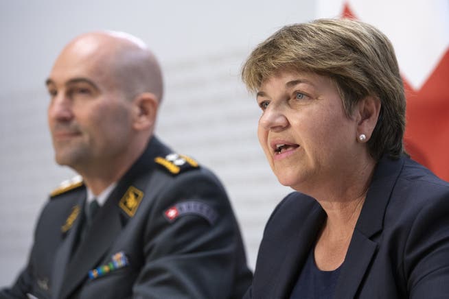 Bundesrätin Viola Amherd Anfang September bei der Präsentation von Thomas Süssli, dem neuen Chef der Armee. (KEYSTONE/Peter Klaunzer)