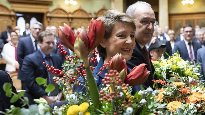 Blumen für Simonetta Sommaruga: Die Bundesversammlung hat die Bernerin (SP) zur Bundespräsidentin gewählt. Rechts neben ihr steht Guy Parmelin (SVP), der neue Vizepräsident.
